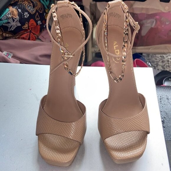 Aldo size 7.5 Tan Cream Heels with Golden chain - Picture 7 of 8